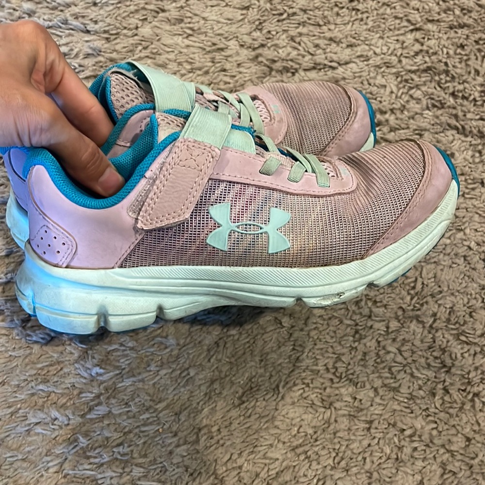 Girls UA sneakers